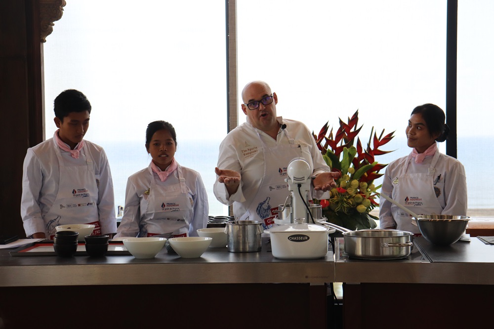 Belajar Langsung dari Michelin Chef asal Prancis, Mahasiswa Prodi SKU Poltekpar Bali Praktek Buat Olahan