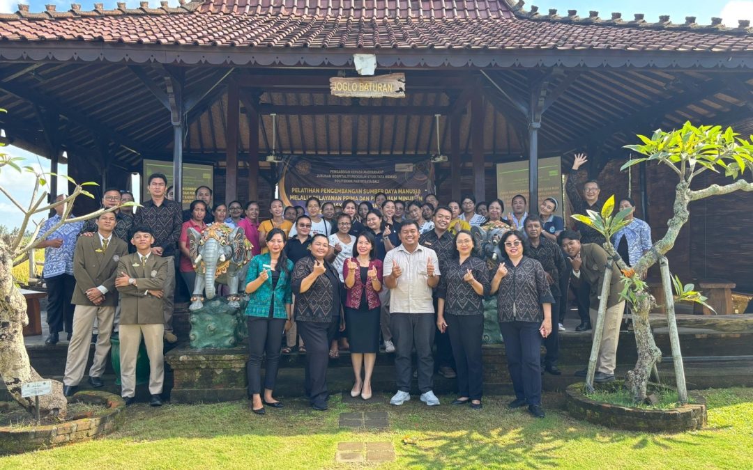 Prodi Tata Hidang Poltekpar Bali Dorong Pelatihan Pelayanan Prima Guna Meningkatkan Kemampuan Masyarakat dalam Penyajian Minuman di Desa Batuan