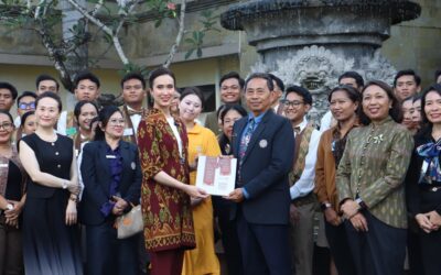 Kunjungi Poltekpar Bali, Menteri Widiyanti Wardhana Ikut Hias Kue dan Apresiasi SDM Unggul